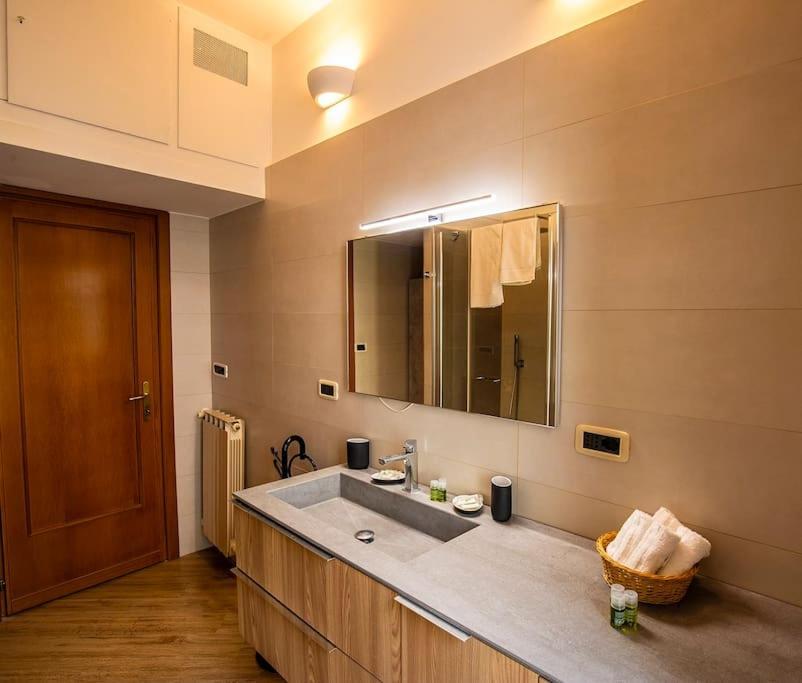 Dimora Al Colosseo, 2 Bedrooms ローマ エクステリア 写真